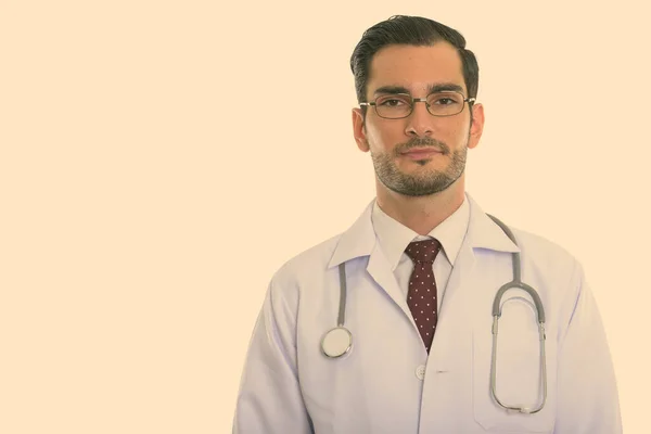 Studioaufnahme eines jungen gutaussehenden Mannes Arzt mit Brille — Stockfoto