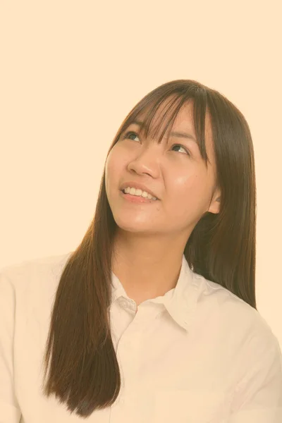Jong gelukkig aziatisch tiener meisje glimlachen en denken — Stockfoto