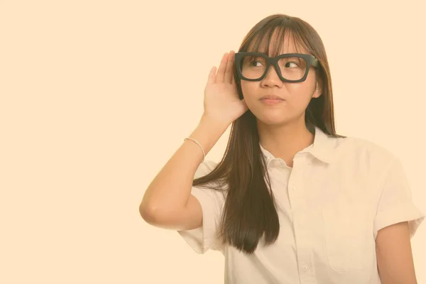 Retrato de mujer asiática joven disparado contra fondo de estudio llano — Foto de Stock