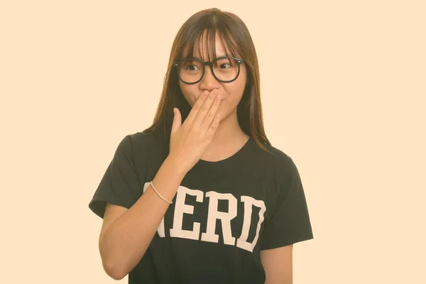 Junge süße asiatische Nerd Teenager Mädchen suchen schockiert — Stockfoto