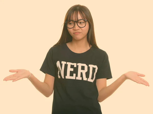 Giovane carino asiatico nerd adolescente spallucce spalle — Foto Stock