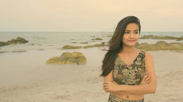 Joven mujer asiática hermosa pensando con los brazos cruzados en la playa pública de Hua Hin en Tailandia —  Fotos de Stock