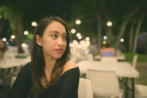 Gros plan de jeune belle femme asiatique pensant tout en regardant la distance dans le marché de nuit à Hua Hin Thaïlande — Photo