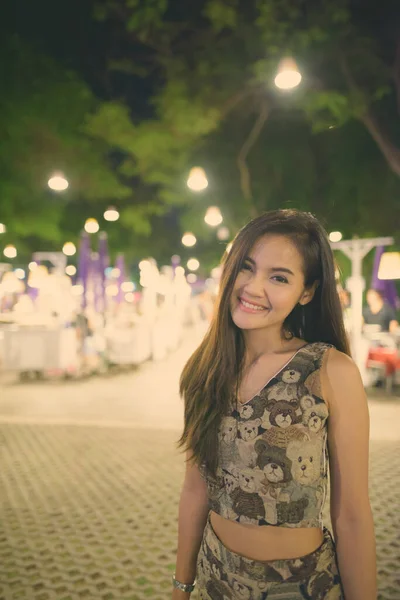 年轻、快乐、美丽的亚洲女人笑着欣赏华欣泰国夜市的美景，卖各种食品 — 图库照片