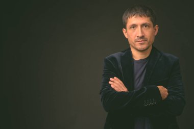 Siyah arka planda İspanyol işadamının portresi