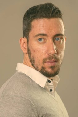 Yakışıklı beyaz adamın portresi.