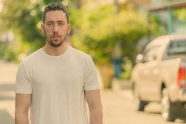 Yakışıklı beyaz adamın portresi.