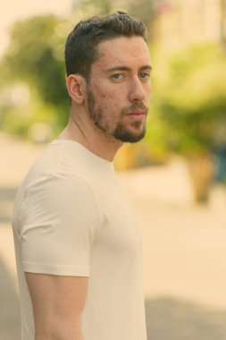 Yakışıklı beyaz adamın portresi.