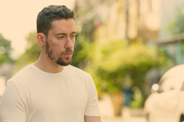 Yakışıklı beyaz adamın portresi.