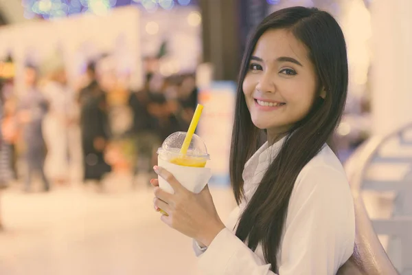 Mooie Aziatische Vrouw Drinken Gezond Sap Winkelcentrum — Stockfoto