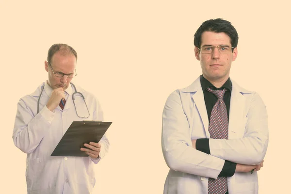 Joven Doctor Con Los Brazos Cruzados Hombre Maduro Médico Leyendo — Foto de Stock