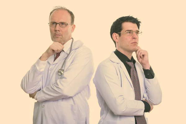 Γιατρός Ώριμος Άνδρας Και Νεαρός Γιατρός Σκέφτεται Μαζί — Φωτογραφία Αρχείου