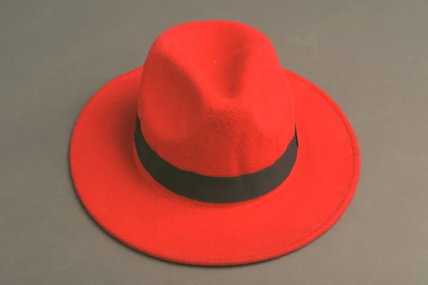 Tiro Estudio Sombrero Rojo Contra Fondo Gris —  Fotos de Stock