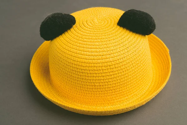 노란색 모자의 스튜디오 — 스톡 사진