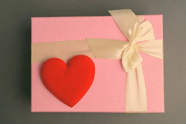 Рожевий Подарунок Коробку Червоним Серце Проти Сірий Фон — стокове фото