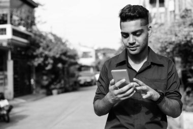 Genç Hintli işadamının portresi sokaklarda siyah beyaz.