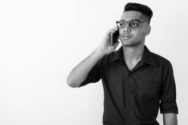 Genç Hintli işadamının siyah beyaz arka plana karşı çekimleri