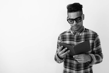 Siyah beyaz arka planda genç Hintli hippinin atölye çekimi.