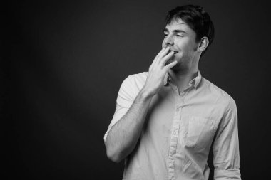 Genç ve yakışıklı iş adamının, siyah beyaz gri arka plana karşı çekimleri.