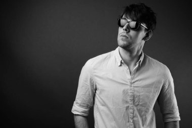 Genç ve yakışıklı iş adamının, siyah beyaz gri arka plana karşı çekimleri.