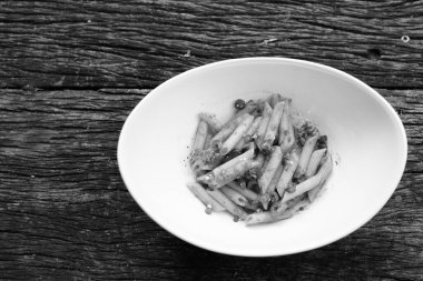 Arrabiata soslu Penne Makarnası Siyah-beyaz yatay çekim
