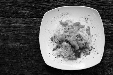 Siyah beyaz taze domatesli somon spagettisi.