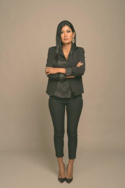 Asyalı güzel bir iş kadınının gri arka planda çekilmiş bir stüdyo fotoğrafı.