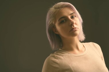 Siyah ve beyaz arka planda genç ve güzel asi kadının stüdyo çekimi.