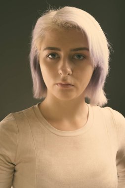 Siyah ve beyaz arka planda genç ve güzel asi kadının stüdyo çekimi.