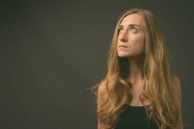 Beden eğitimi için hazır genç ve güzel bir kadının stüdyo çekimi.