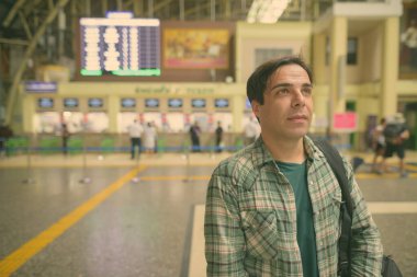 Tayland Bangkok tren istasyonundaki yakışıklı İranlı turist portresi.