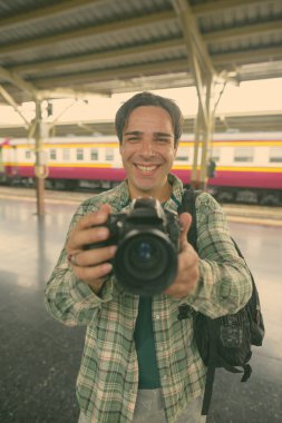 Tayland Bangkok tren istasyonundaki yakışıklı İranlı turist portresi.