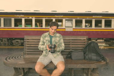 Tayland Bangkok tren istasyonundaki yakışıklı İranlı turist portresi.