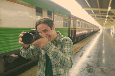 Tayland Bangkok tren istasyonundaki yakışıklı İranlı turist portresi.