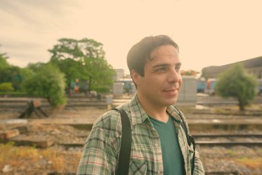 Tayland Bangkok tren istasyonundaki yakışıklı İranlı turist portresi.