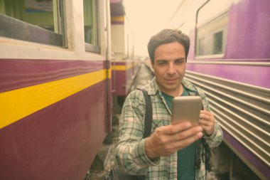 Tayland Bangkok tren istasyonundaki yakışıklı İranlı turist portresi.