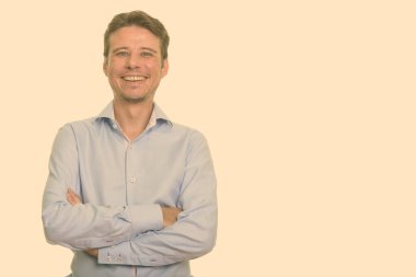 Kısa saçlı, beyaz bir adamın portresi stüdyo arka planında.