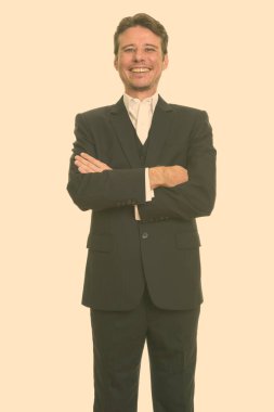 Kısa saçlı, beyaz bir adamın portresi stüdyo arka planında.