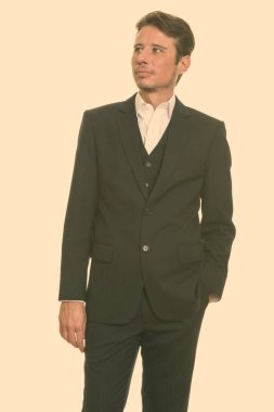 Kısa saçlı, beyaz bir adamın portresi stüdyo arka planında.