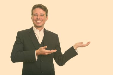 Kısa saçlı, beyaz bir adamın portresi stüdyo arka planında.