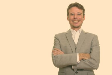 Kısa saçlı, beyaz bir adamın portresi stüdyo arka planında.