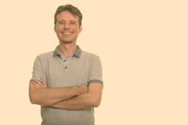 Kısa saçlı, beyaz bir adamın portresi stüdyo arka planında.