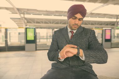 Tayland, Bangkok 'u gezerken türban takan yakışıklı Hintli işadamının portresi