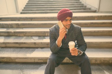 Tayland, Bangkok 'u gezerken türban takan yakışıklı Hintli işadamının portresi