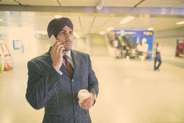 Portrait Young Handsome Indian Sikh Businessman Wearing Turban While Exploring — Stock Photo, Image