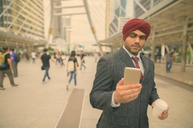 Tayland, Bangkok 'u gezerken türban takan yakışıklı Hintli işadamının portresi