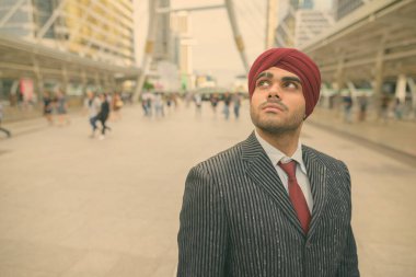 Tayland, Bangkok 'u gezerken türban takan yakışıklı Hintli işadamının portresi