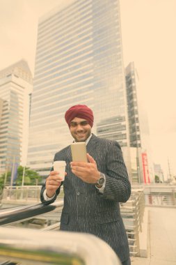 Tayland, Bangkok 'u gezerken türban takan yakışıklı Hintli işadamının portresi