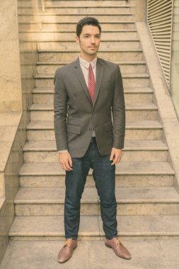 Tayland, Bangkok 'u gezerken takım elbise giyen genç yakışıklı işadamının portresi