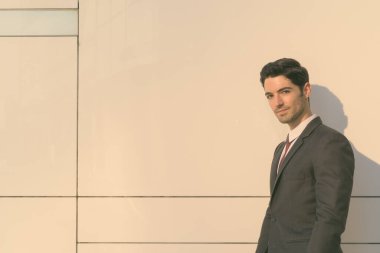 Tayland, Bangkok 'u gezerken takım elbise giyen genç yakışıklı işadamının portresi